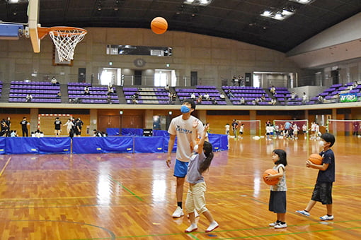 Dispatching members of our basketball club as instructors for the “Shitemiru (Have a Try)” hands-on sports events for beginners